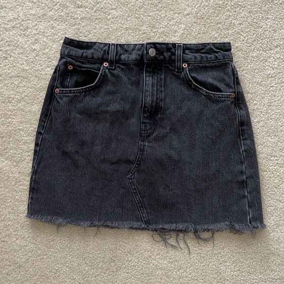Topshop Dresses & Skirts - NWOT Topshop Women’s Distressed Frayed Ends Jean Miniskirt. Size 6.